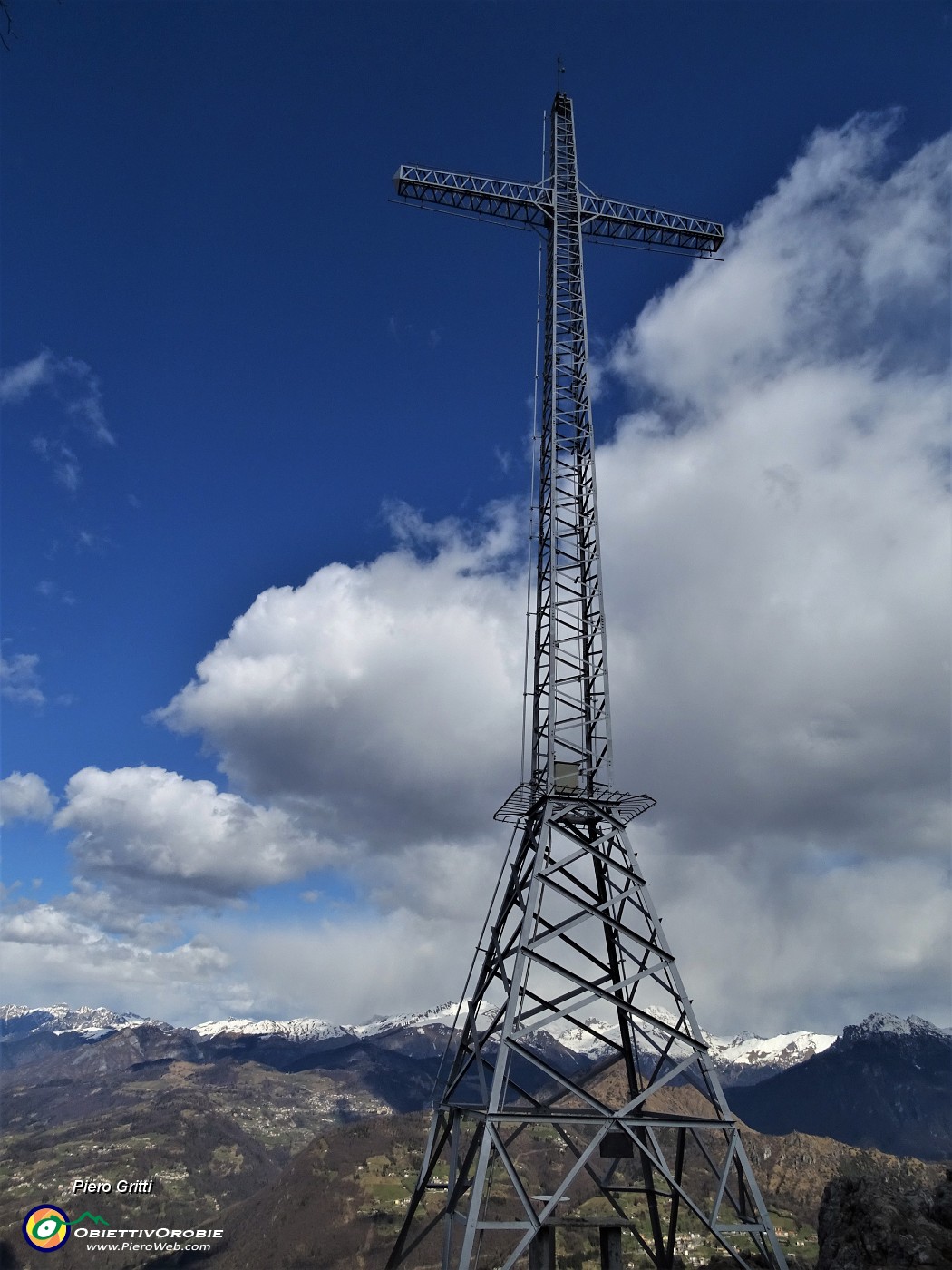 59 Alla alta croce di vetta del Monte Zucco (1232 m).JPG